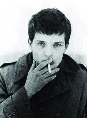 „Existencia— bien, ¿Cuál es la razón? / Yo existo de la mejor forma que puedo / El pasado es ahora parte de mi futuro / El presente se encuentra fuera de mi alcance.“ A 41 años de la muerte de Ian Kevin Curtis