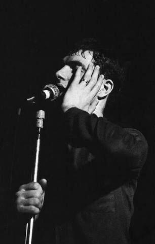 “Existencia— bien, ¿Cuál es la razón? / Yo existo de la mejor forma que puedo / El pasado es ahora parte de mi futuro / El presente se encuentra fuera de mi alcance. “A 43 años de la muerte de Ian Kevin Curtis